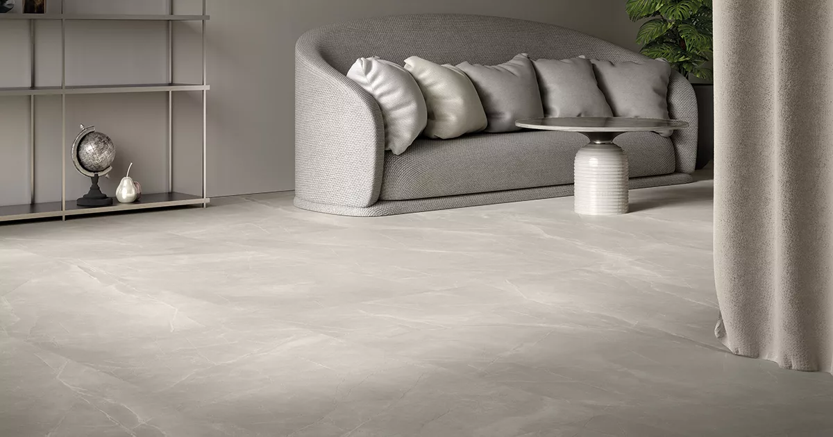Modernes Wohnzimmer mit großformatigen Fliesen und eleganter Einrichtung