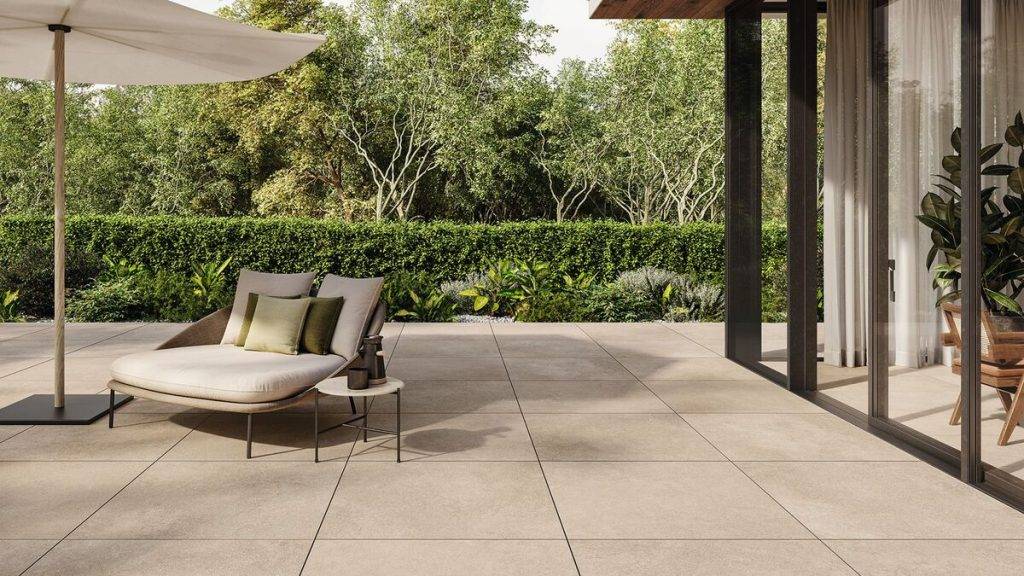 Moderne Terrasse mit großen beigen Platten