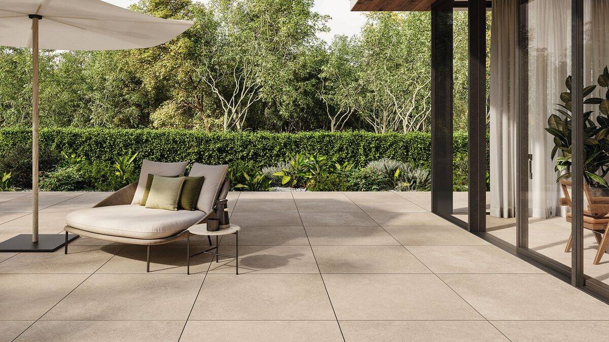 Moderne Terrasse mit großen beigen Platten