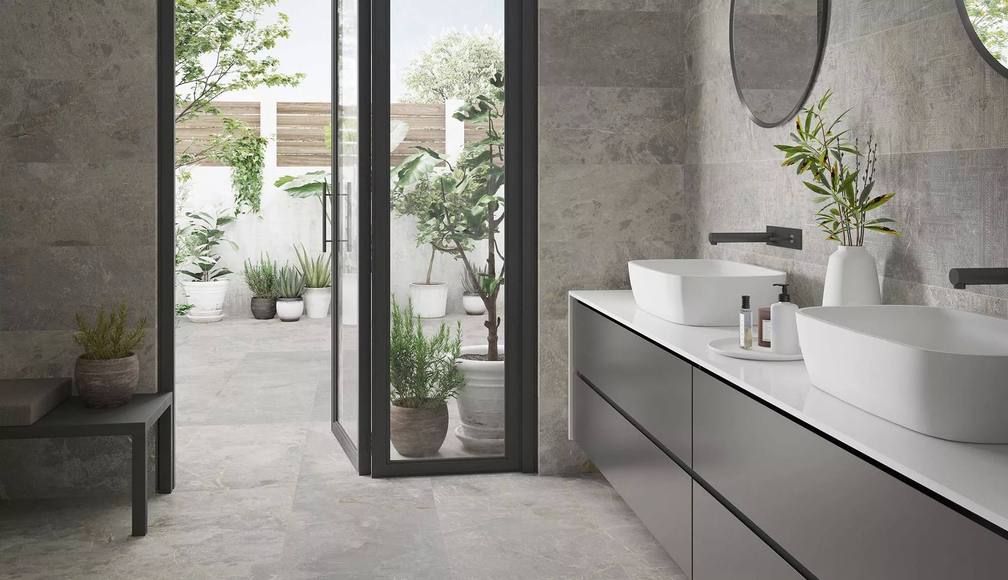 Modernes Badezimmer im Naturstein-Look mit Blick auf einen Garten