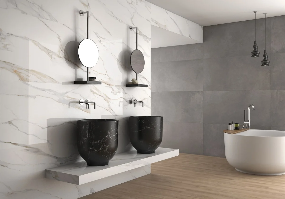 Modernes Badezimmer mit großformatigen Marmorfliesen