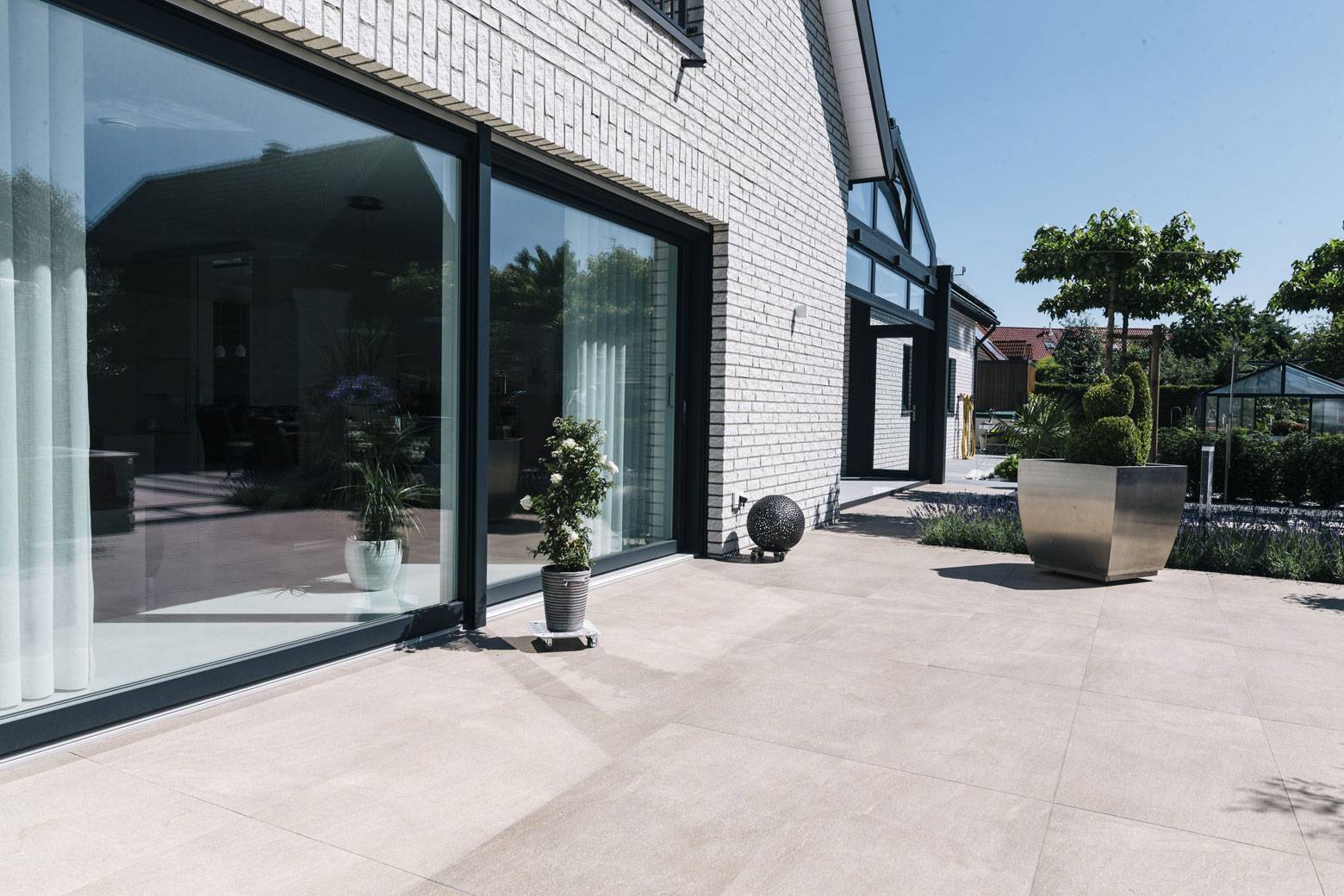 moderne Terrasse mit großflächigen Platten