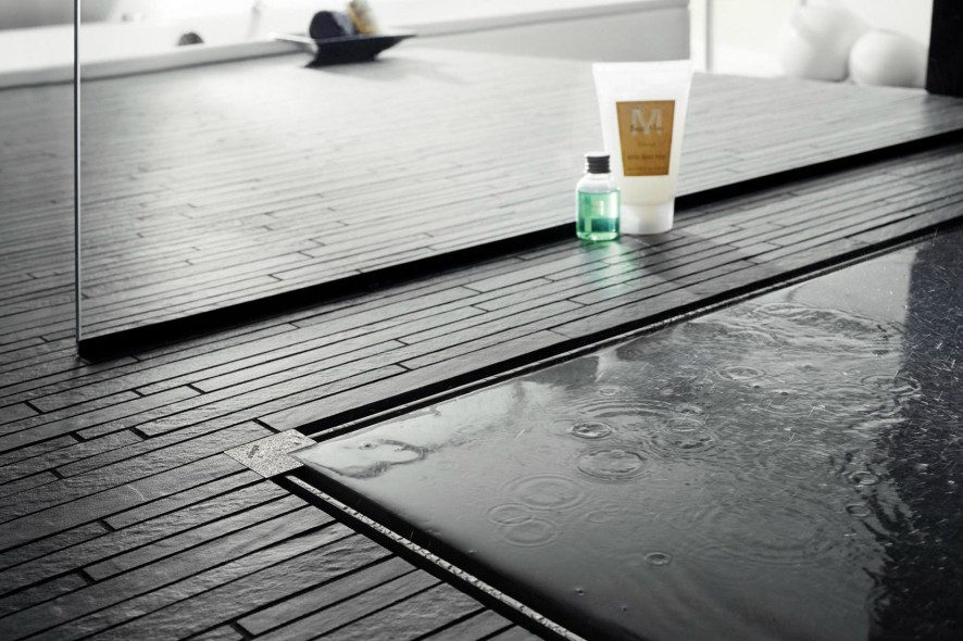 Barrierefreier Duschbereich mit dunklen Fliesen und bodengleicher Dusche
